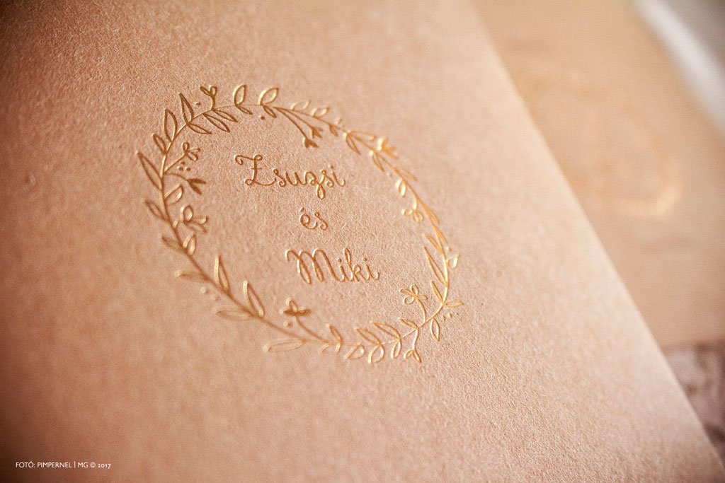 Zsuzsi és Miki egyedi, kraft papíros meghívója, aranyozott monogrammal