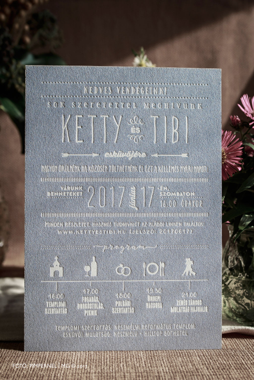 Ketty és Tibi kék lemezre nyomtatott egyedi Cool Style meghívója