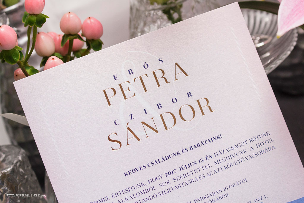 Petra és Sándor egyedi monogramos, bélelt borítékos rosegold fólianyomásos meghívója